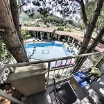 Atillas Getaway فندق