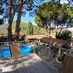 Atillas Getaway فندق