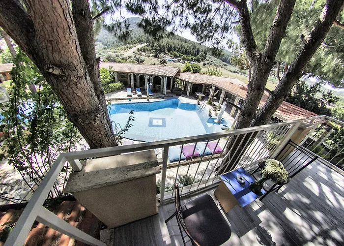 Atillas Getaway מלון