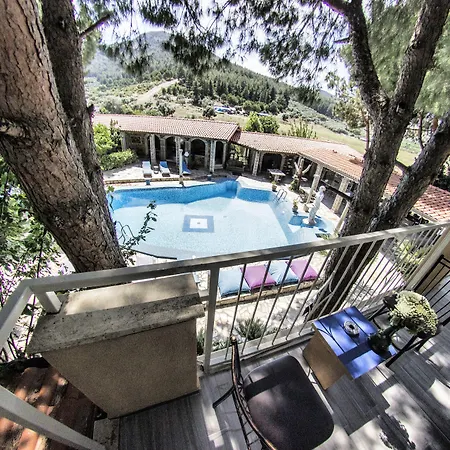 Atillas Getaway Отель