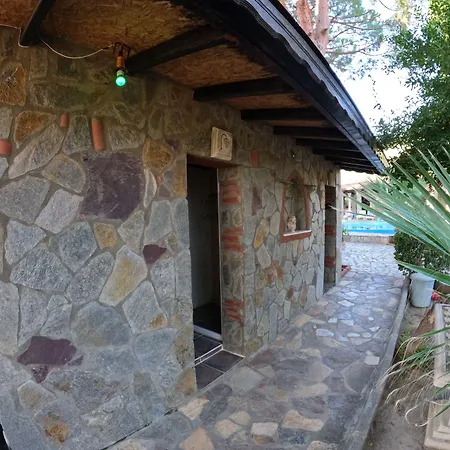 Atillas Getaway 호텔 3*